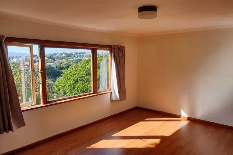 Photo of property in 31 Garden Road, Northland, Wellington, 6012