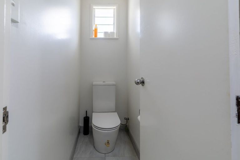 Photo of property in 21 South Lynn Road, Titirangi, Auckland, 0604