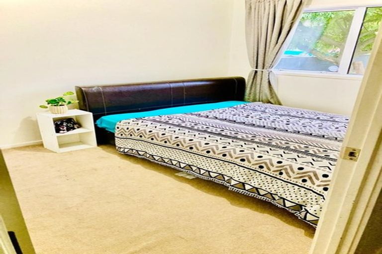 Photo of property in 2 Caspian Close, New Lynn, Auckland, 0600