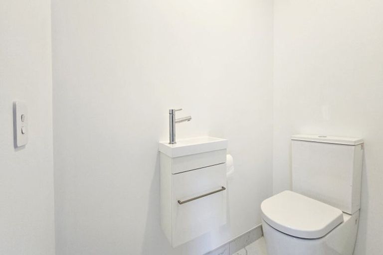 Photo of property in 7 George Yee Place, Taradale, 4112