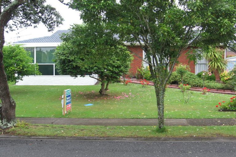 Photo of property in 4 Lynley Place, Pakuranga Heights, Auckland, 2010