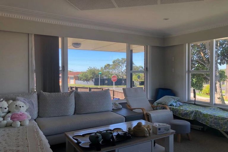 Photo of property in 90 Golf Road, New Lynn, Auckland, 0600