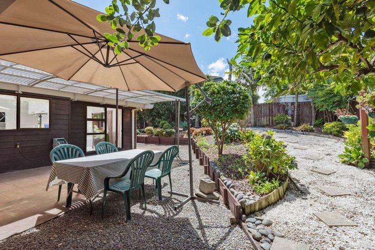 Photo of property in 16 Mako Street, West Harbour, Auckland, 0618
