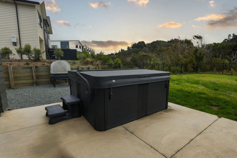 Photo of property in 16 Holystone Road, Whitby, Porirua, 5024