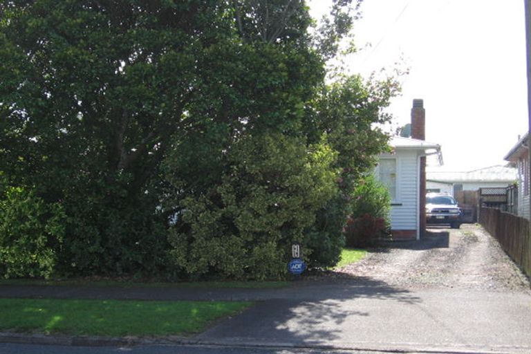 Photo of property in 69 Taikata Road, Te Atatu Peninsula, Auckland, 0610