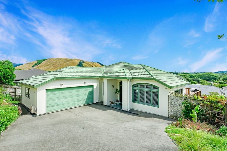 Photo of property in 56 Kakariki Grove, Waikanae, 5036