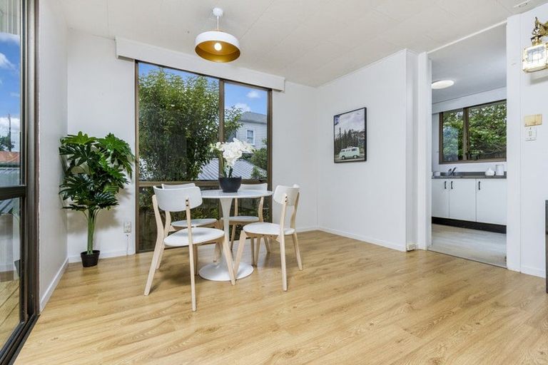 Photo of property in 1/144 Sunset Road, Unsworth Heights, Auckland, 0632