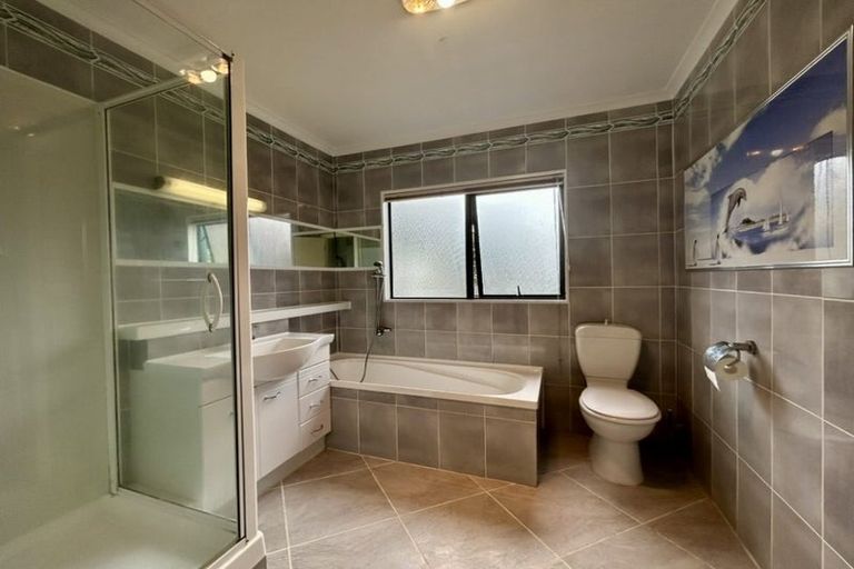 Photo of property in 1/136 Sunset Road, Unsworth Heights, Auckland, 0632