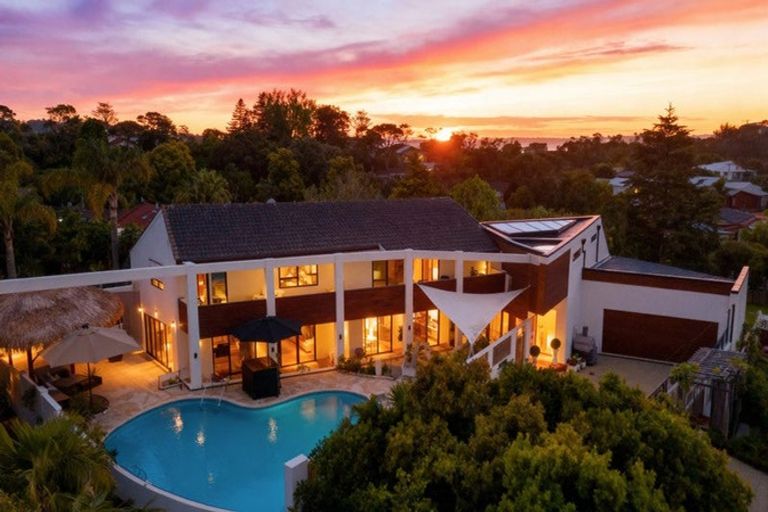 Photo of property in 3 Holyoake Place, Chatswood, Auckland, 0626