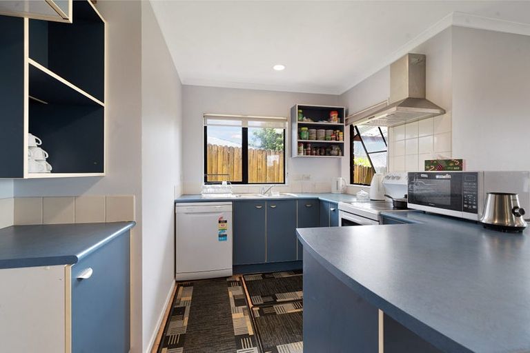 Photo of property in 18 Plumstead Rise, Glen Eden, Auckland, 0602