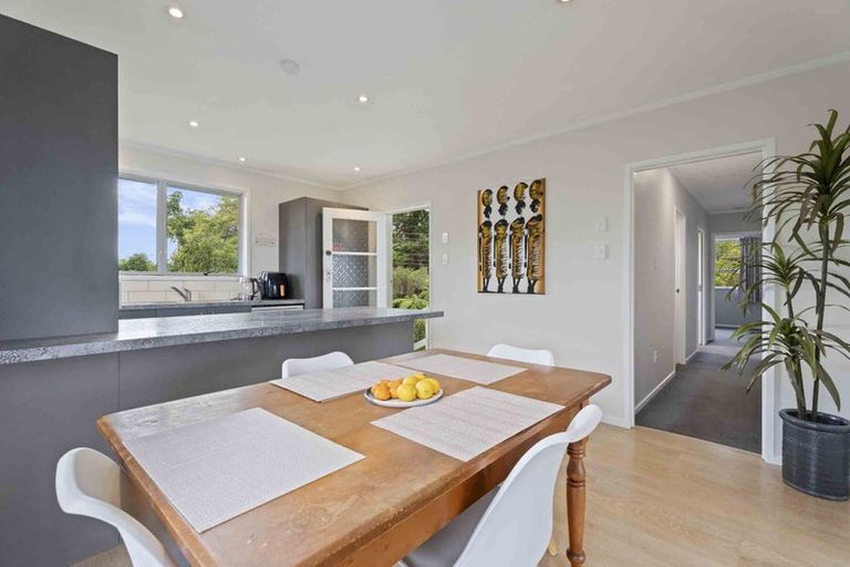 Photo of property in 48 Harmel Road, Glendene, Auckland, 0602
