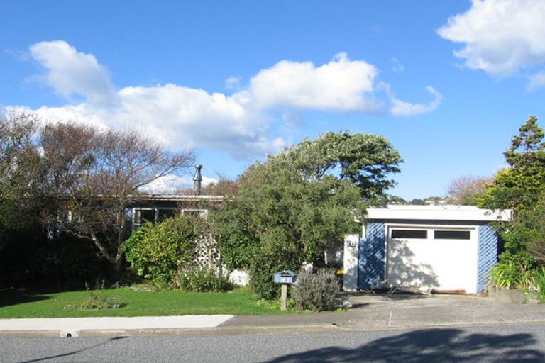 Photo of property in 41 Churton Drive, Churton Park, Wellington, 6037