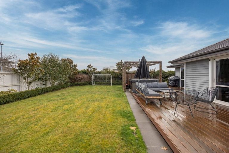 Photo of property in 20 Rue De La Mare, Parklands, Christchurch, 8083