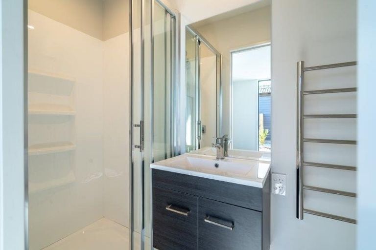 Photo of property in 2 Matakanui Lane, Wanaka, 9305