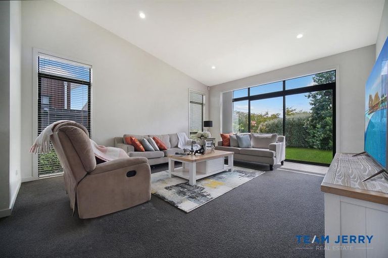Photo of property in 2 Gallantry Crescent, Papakura, 2110