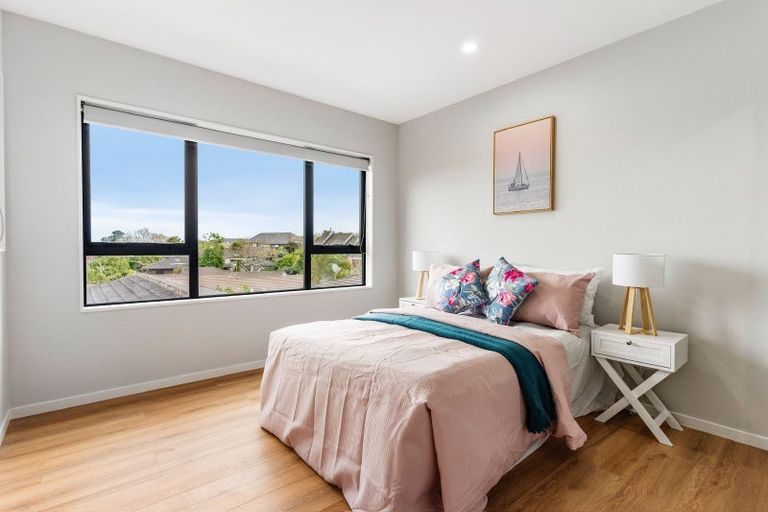 Photo of property in 43d Mirrabooka Avenue, Botany Downs, Auckland, 2010