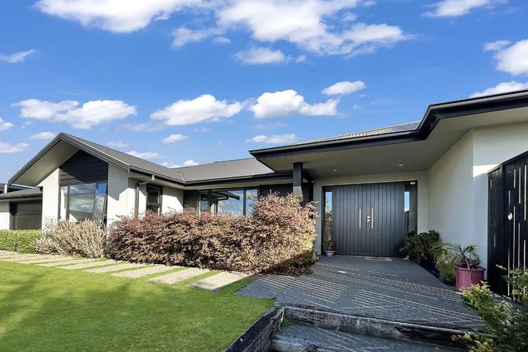 Photo of property in 2 Gibraltar Way, Fitzherbert, Palmerston North, 4410