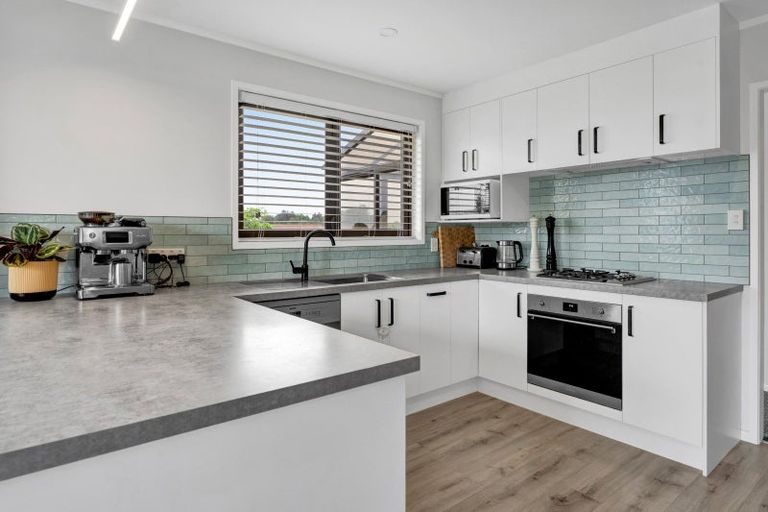 Photo of property in 17 Caledonia Place, Highlands Park, New Plymouth, 4312