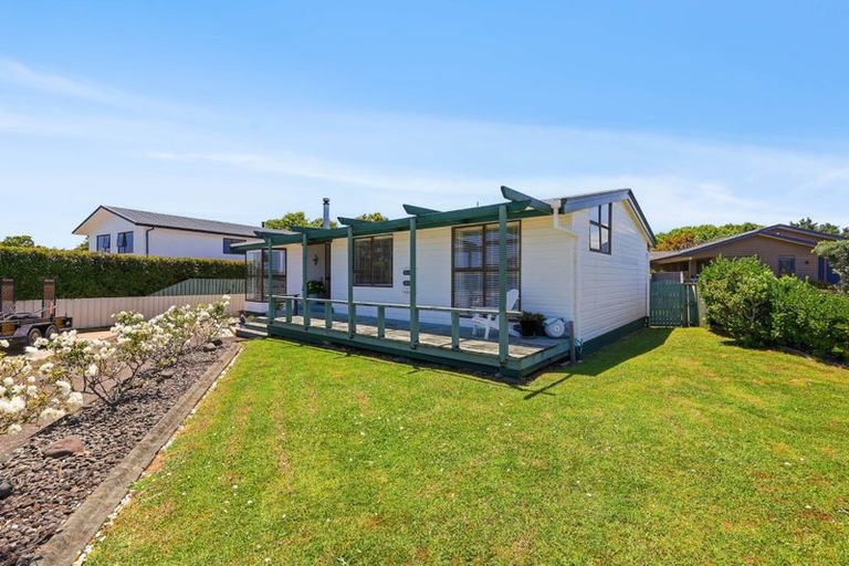 Photo of property in 6 Vela Place, Clarks Beach, 2122