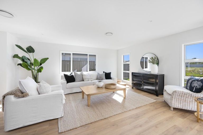 Photo of property in 10 Cassin Place, Taradale, 4112