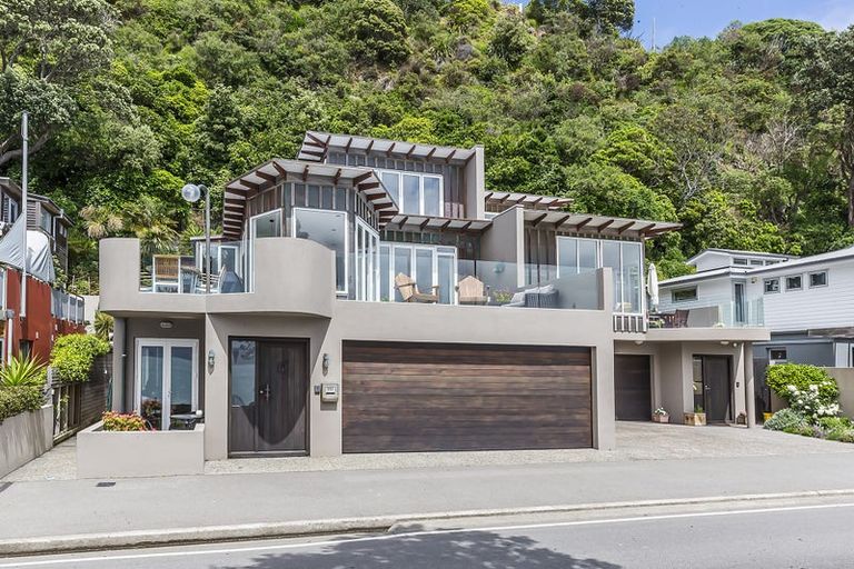 Photo of property in 353 Karaka Bay Road, Karaka Bays, Wellington, 6022
