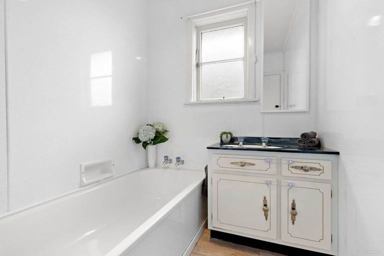 Photo of property in 14 Taikata Road, Te Atatu Peninsula, Auckland, 0610