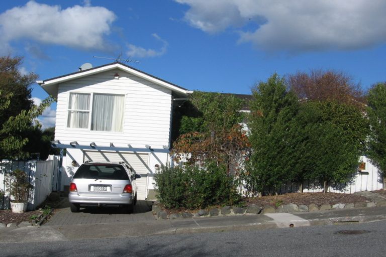 Photo of property in 39 Churton Drive, Churton Park, Wellington, 6037
