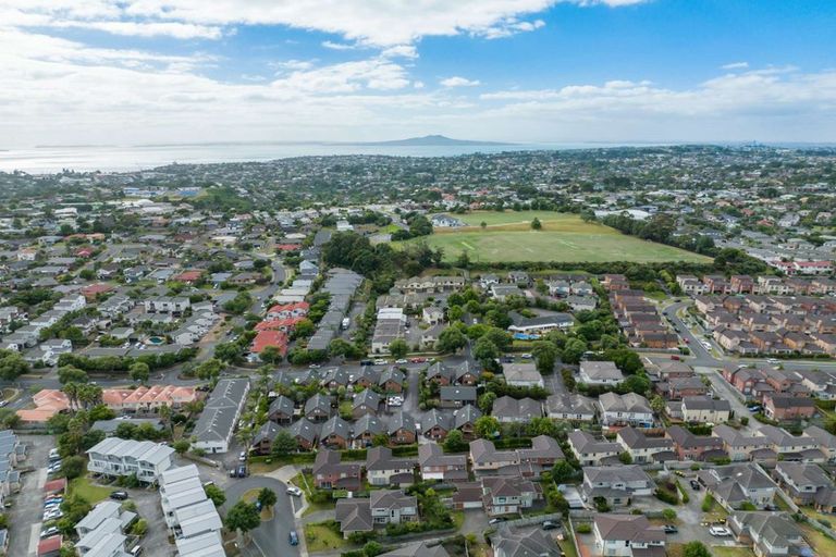 Photo of property in 37 Fields Parade, Oteha, Auckland, 0632