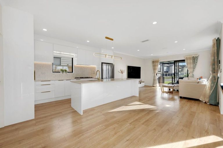 Photo of property in 9 Cloonlyon Drive, Flat Bush, Auckland, 2019