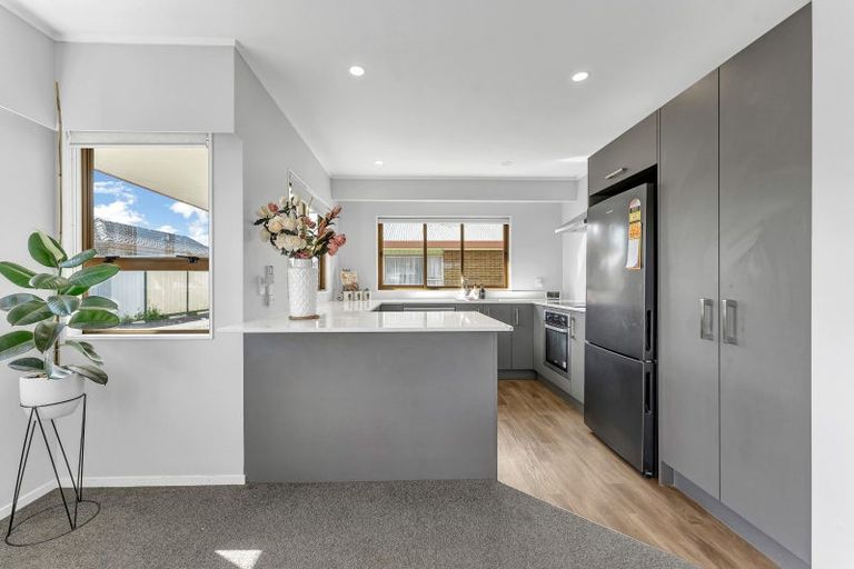 Photo of property in 17 Edgewater Parade, Waiuku, 2123