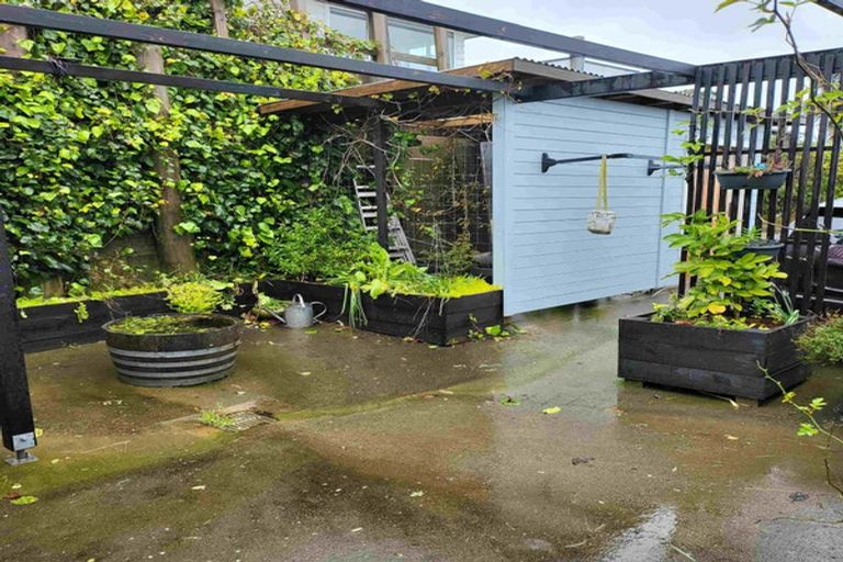 Photo of property in 12a Chapman Street, Newlands, Wellington, 6037