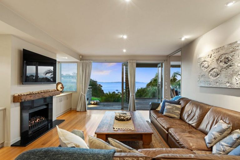 Photo of property in 12 Chelverton Terrace, Red Beach, 0932