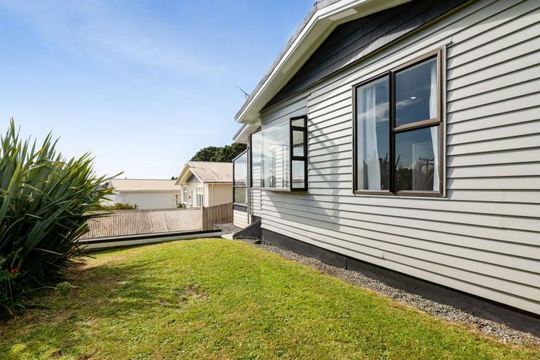 Photo of property in 115 Mangorei Road, Merrilands, New Plymouth, 4312