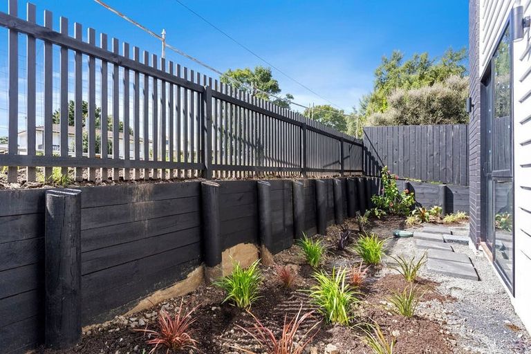 Photo of property in 101a Beach Road, Te Atatu Peninsula, 0610