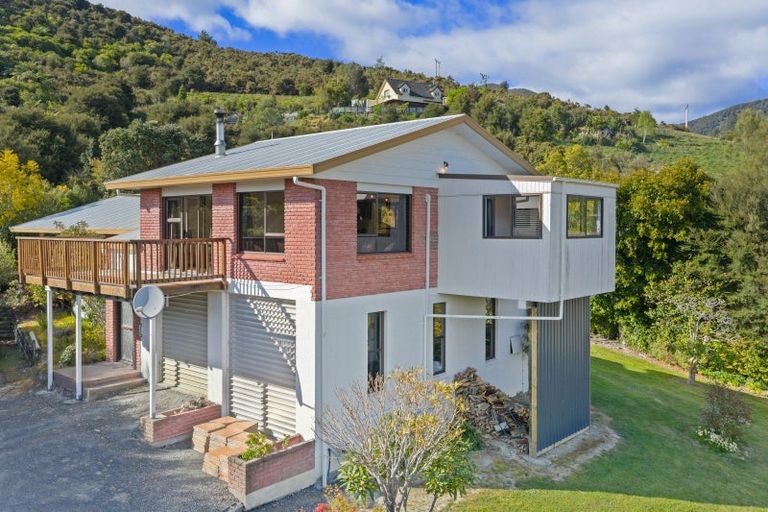 Photo of property in 6 Moana View Road, Waikawa, Picton, 7220