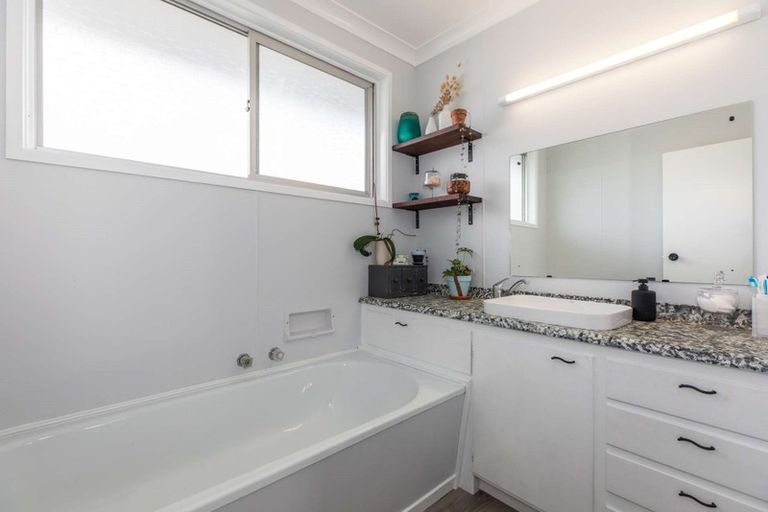 Photo of property in 2a Redwood Drive, Massey, Auckland, 0614