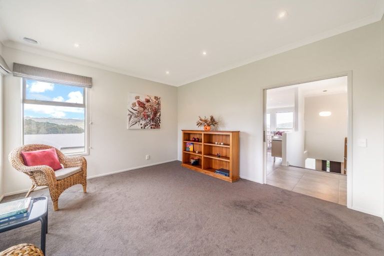 Photo of property in 10 Hollyford Place, Aotea, Porirua, 5024