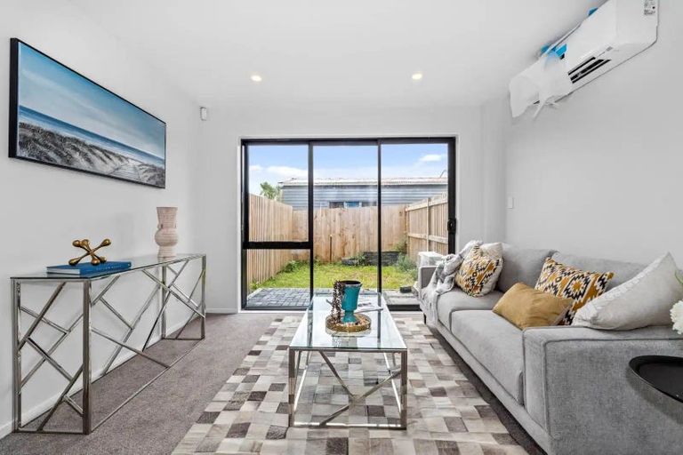 Photo of property in 9/267 Great North Road, Henderson, Auckland, 0612