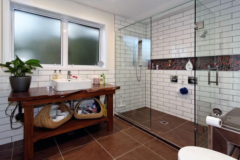 Photo of property in 9 Lancewood Avenue, Titirangi, Auckland, 0604