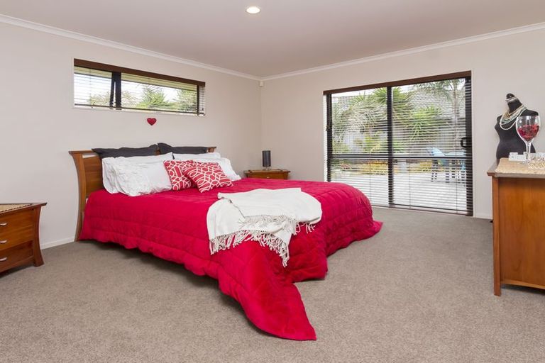 Photo of property in 20 Nephin Place, East Tamaki Heights, Auckland, 2016