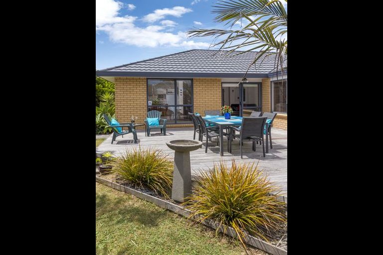 Photo of property in 20 Nephin Place, East Tamaki Heights, Auckland, 2016