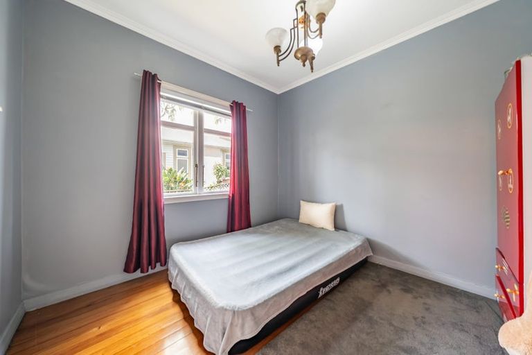 Photo of property in 22 Saint Ronans Avenue, Waterloo, Lower Hutt, 5011