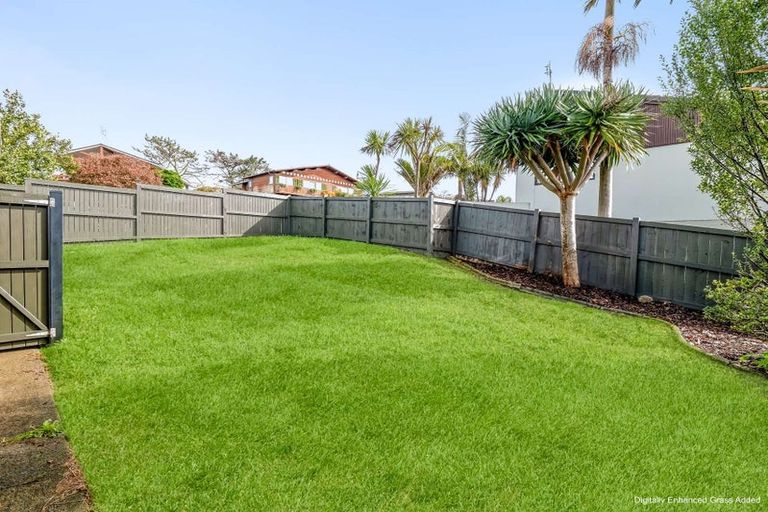 Photo of property in 10 Glen Vista Place, Bayview, Auckland, 0629