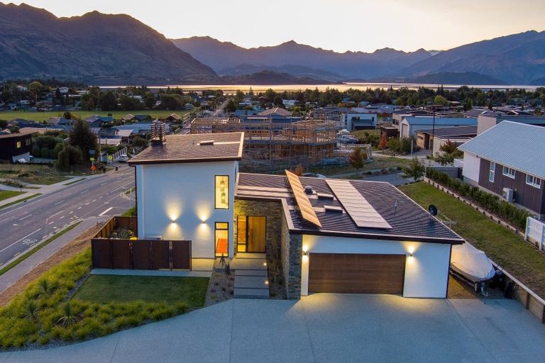 Photo of property in 2 Kotare Drive, Wanaka, 9305