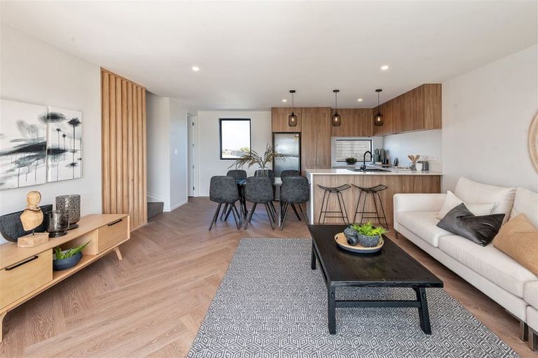 Photo of property in 2/11 Lewis Road, Pakuranga, Auckland, 2010
