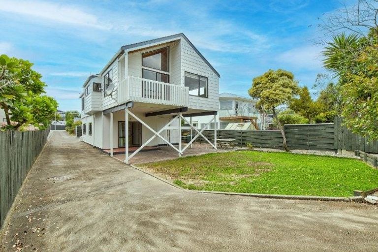 Photo of property in 2/13 Mana Esplanade, Paremata, Porirua, 5026