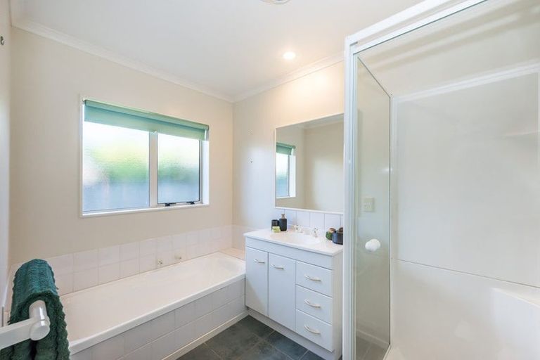 Photo of property in 122 Guildford Drive, Paraparaumu Beach, Paraparaumu, 5032