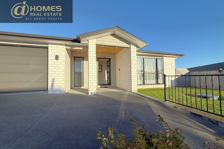 Photo of property in 12 Mamuku Drive, Massey, Auckland, 0614
