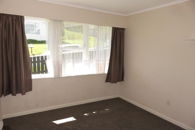 Photo of property in 16 Omega Street, Newlands, Wellington, 6037