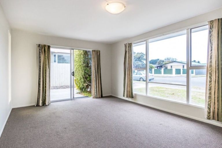 Photo of property in 16 Inwoods Road, Parklands, Christchurch, 8083